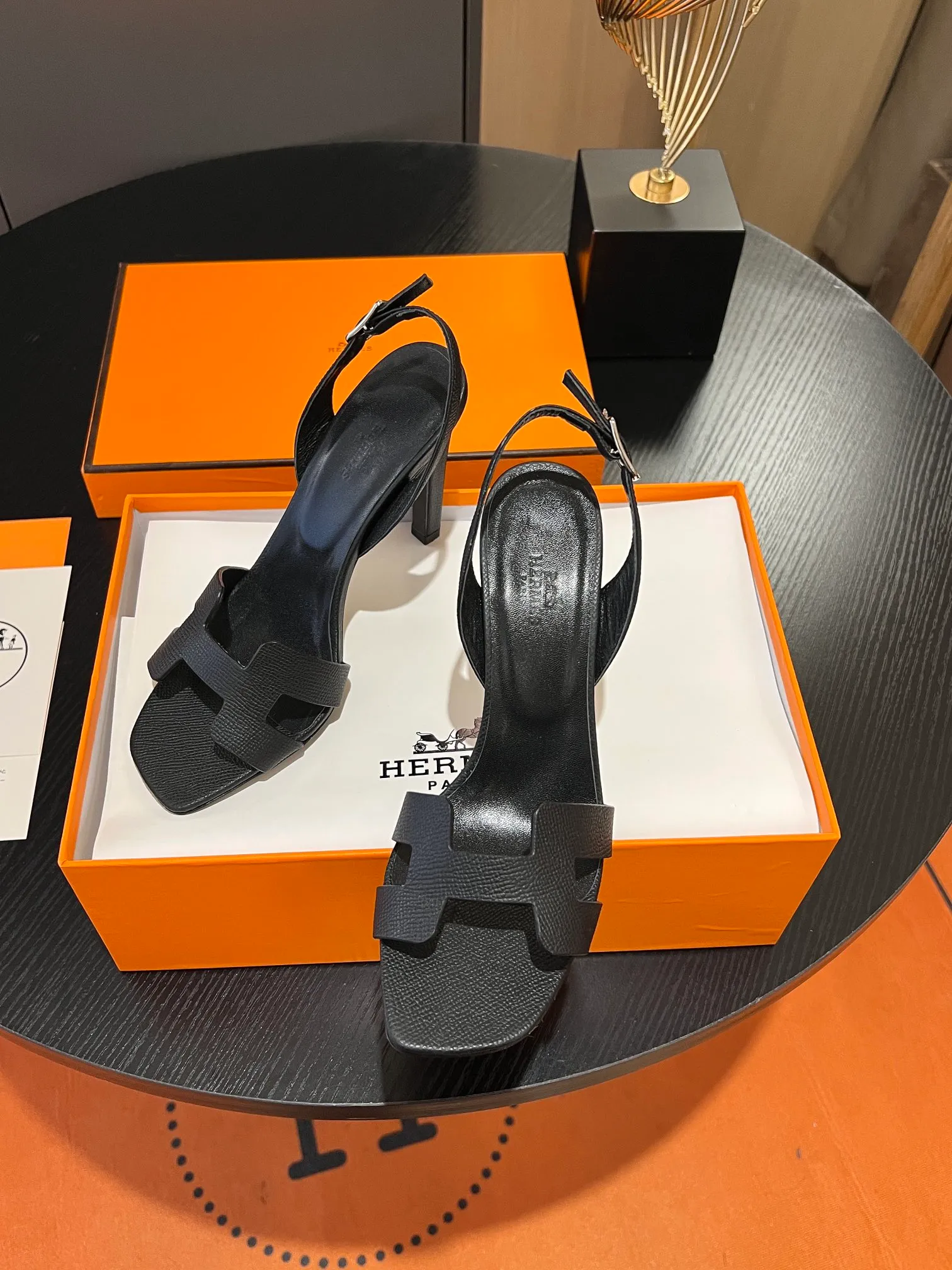 👟👟Ex-factory price 600👟👟Hermès 2023 high-heeled temperament sandals original customization! Counter synchronization! Hermès high heels have always been simple, fashionable and elegant! ! ! It can hold any style of wear, the height of 10.5cm is easy to control, and the feet feel comfortable and pressure-free! The classic and elegant style brings a sense of luxury to your feet! Highly recommended Material: Upper imported calfskin + mixed sheepskin lining Outsole: Italian genuine leather sole Size: 34-42 (34.41.42 customization is non-returnable and non-exchangeable)